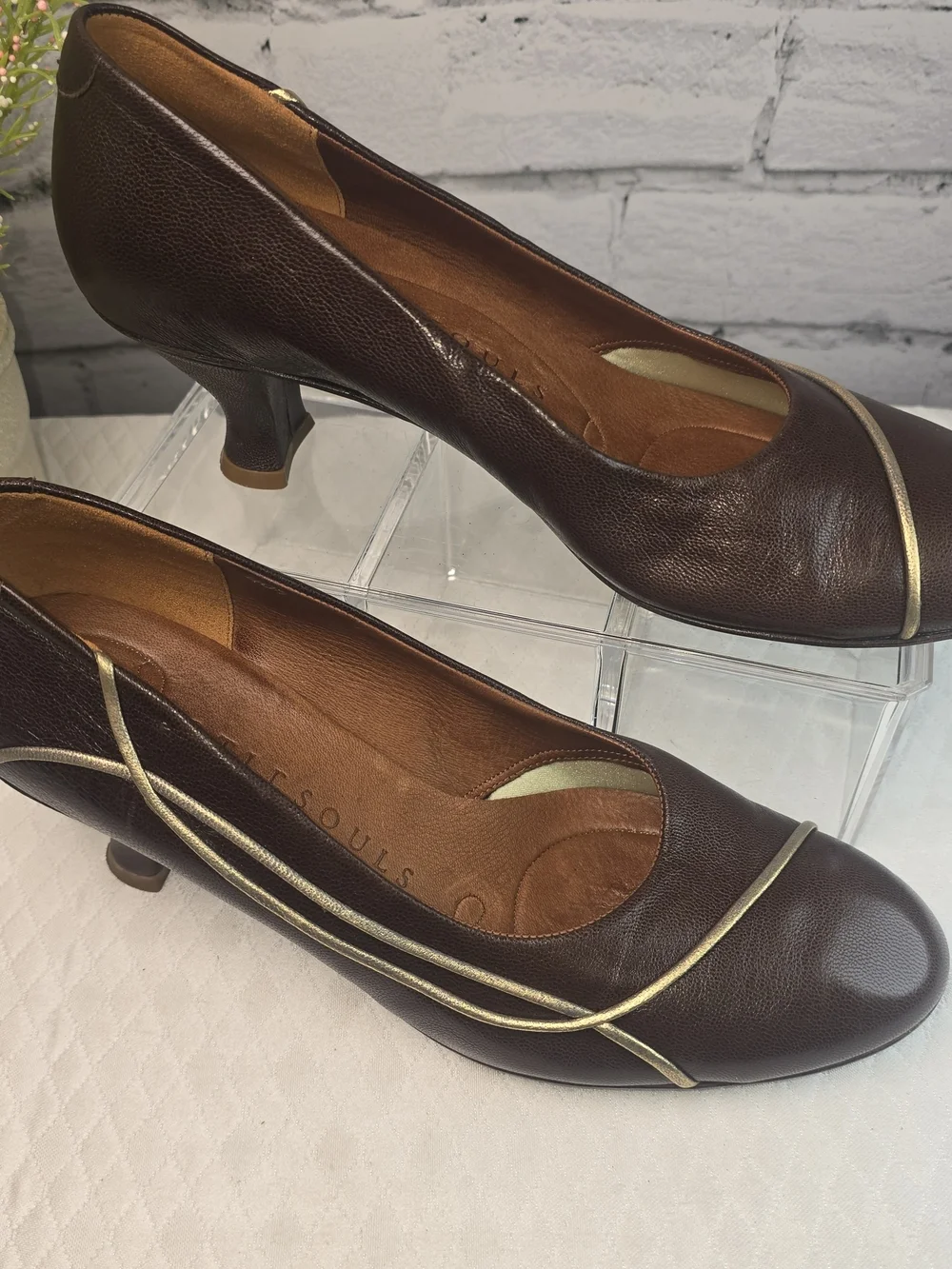 GENTLE SOULS BROWN LEATHER HEELS PUMPS WITH GOLD METALLIC DETAIL WOMENS 40.5
